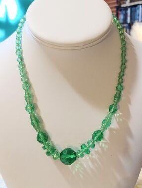 Gorgeous Vintage 1920s Green Faceted Glass & Acrylic Graduated Bead Necklace